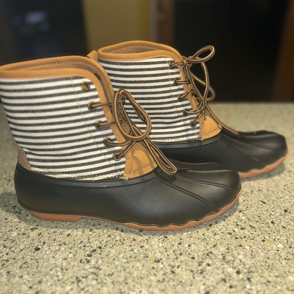 ❤️Women’s Striped Black and Tan Rain/Snow Duck Boots-size 9 - Picture 9 of 9